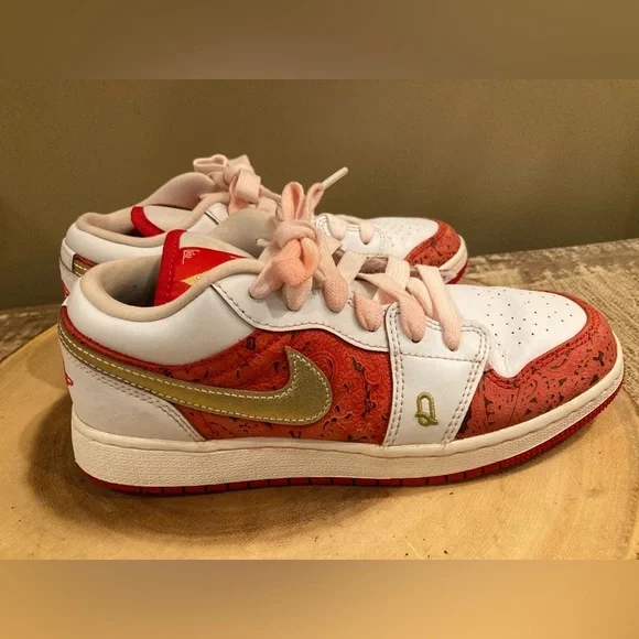 New In Box Size 4 Grade School Air Jordan‎ 1 Low SE “Spades” White/Metallic Gold